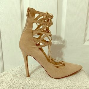 Closed toe high heel with Straps
